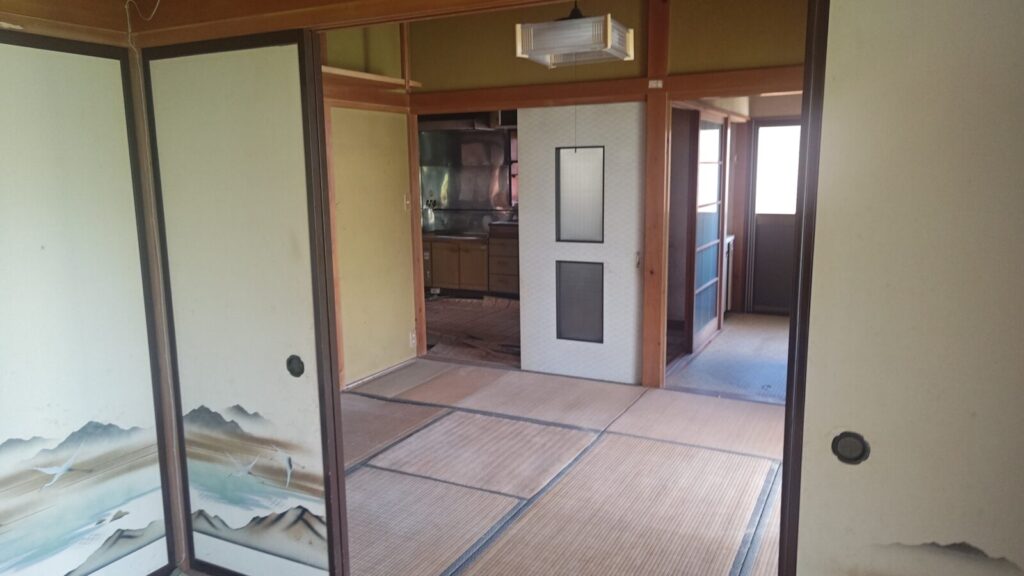 玄関正面の和室