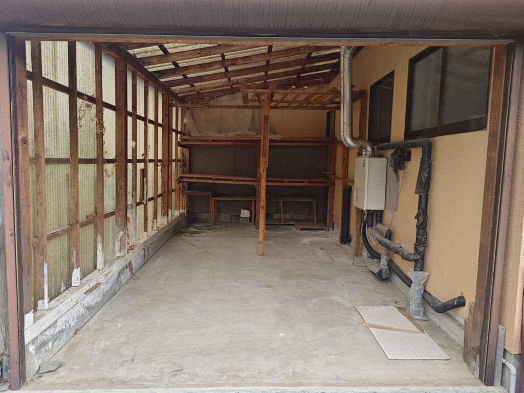 東側 物置兼車庫