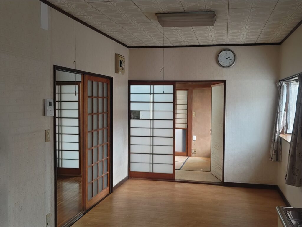 キッチンから和室方面