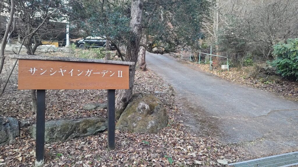 ここから上へ突き当りを左