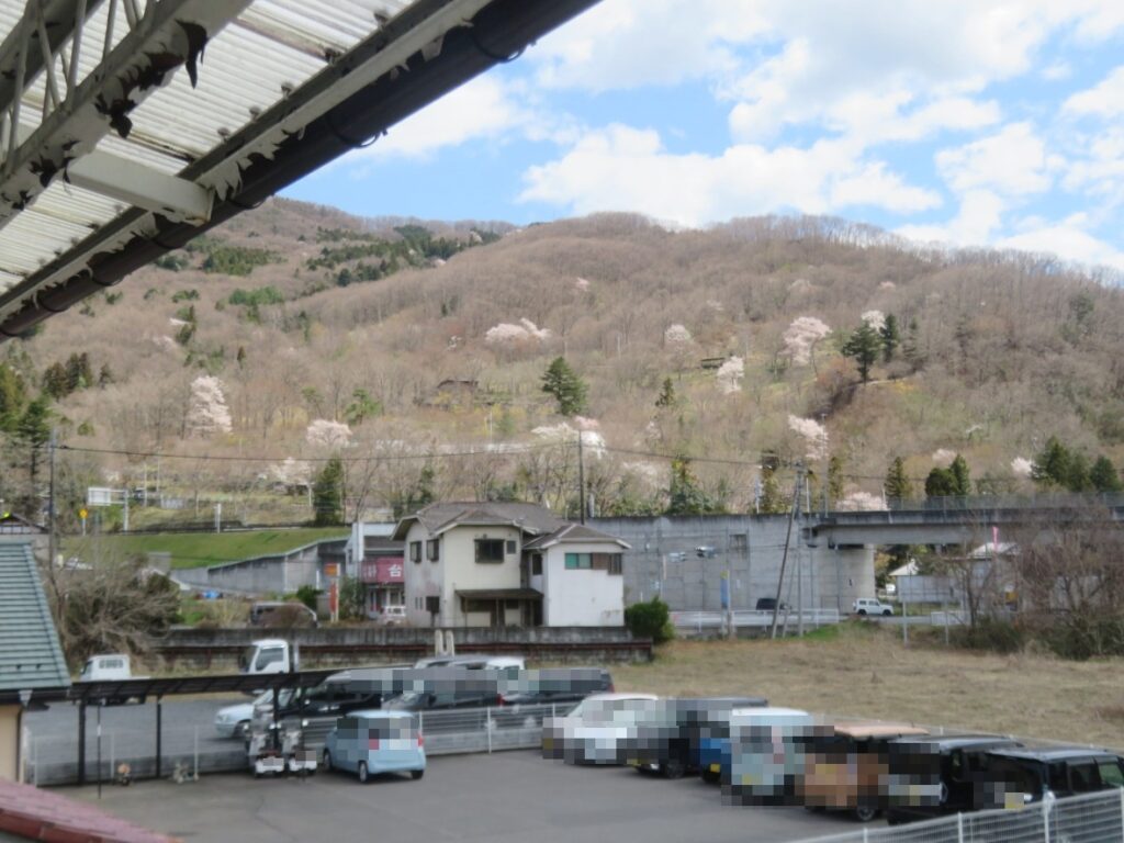 ベランダから美の山のすそ野