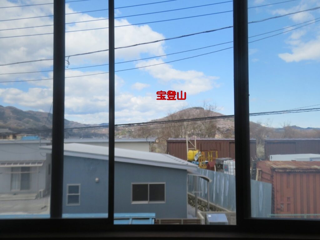 窓から宝登山