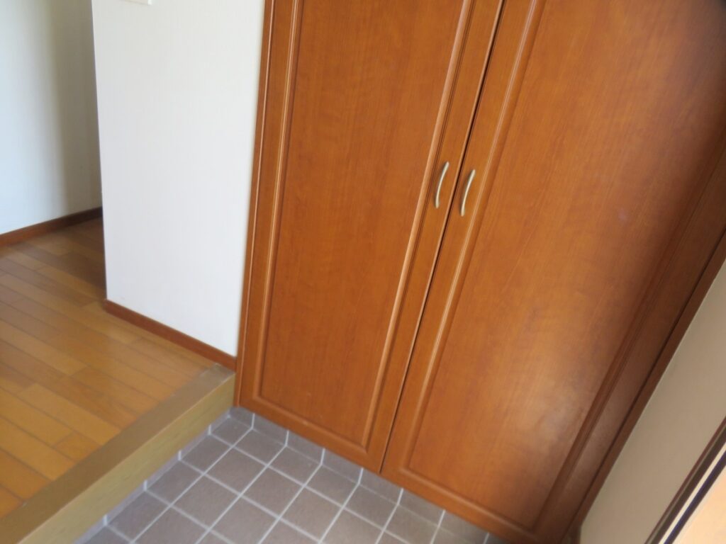 右手の建具を