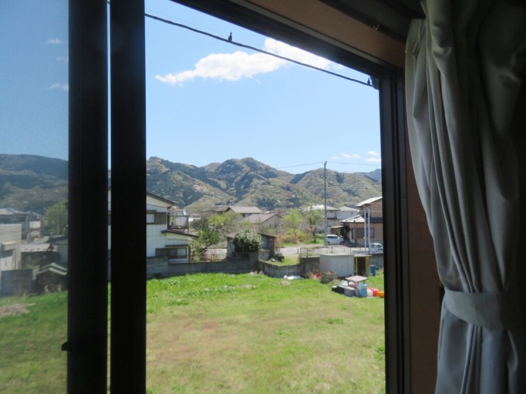 この部屋の窓から
