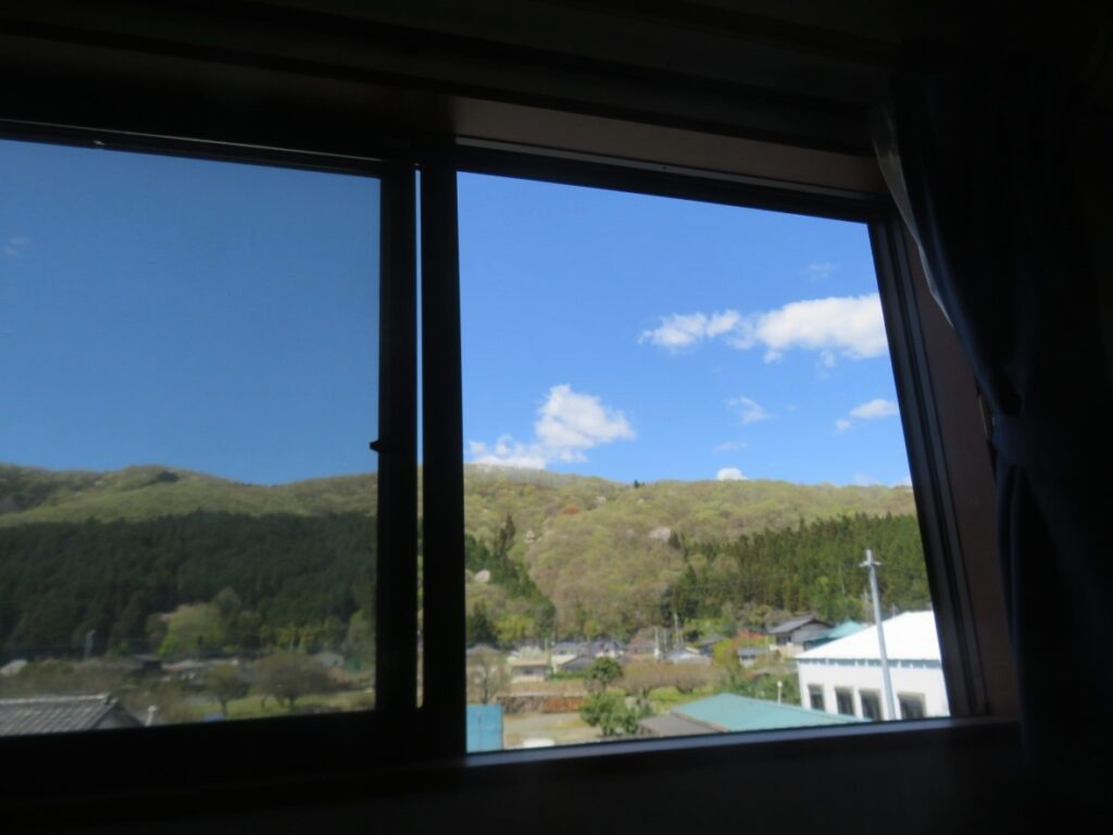 この部屋の窓から