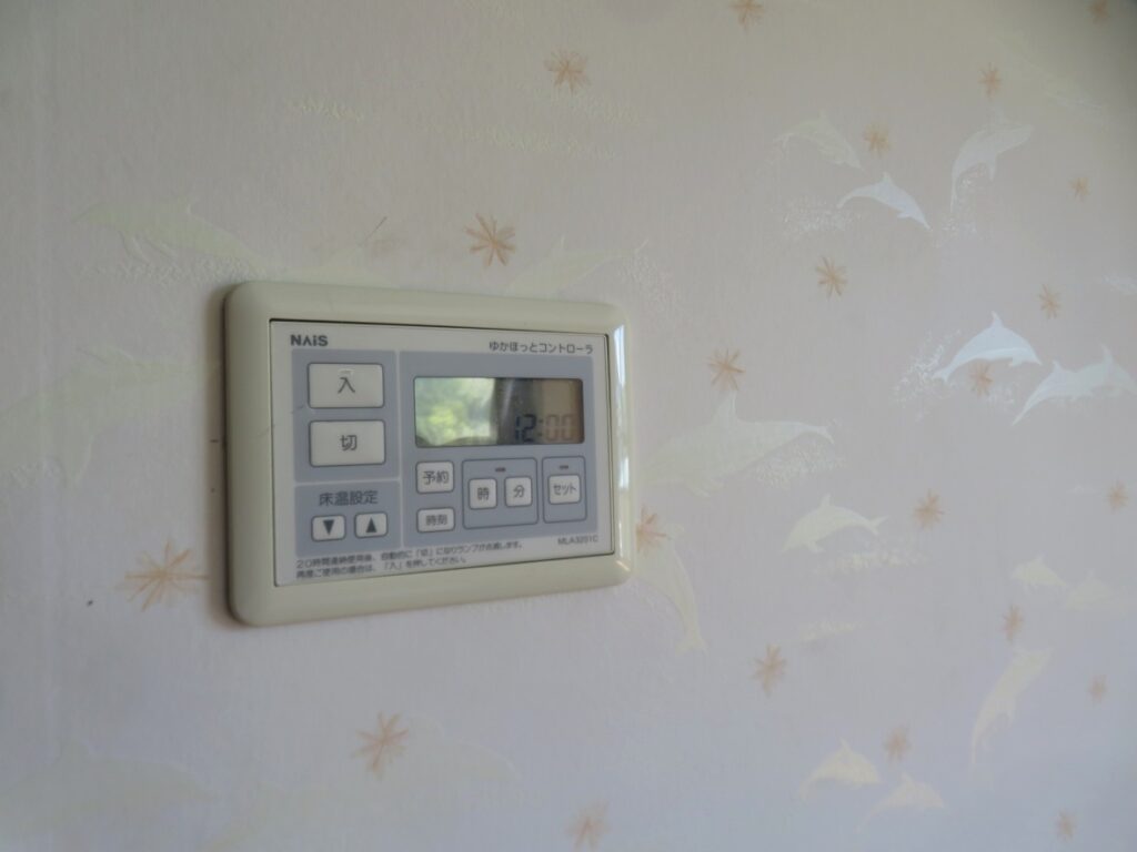 このお部屋にも床暖房入ってます