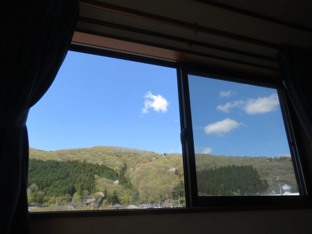この部屋の窓から