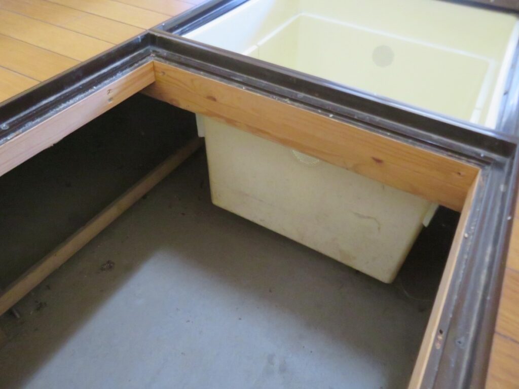 外すと、コンクリート打ってあります