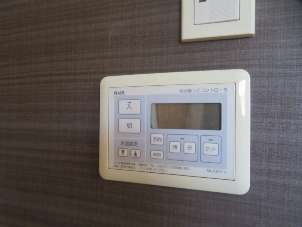 この部屋にも床暖房入ってます
