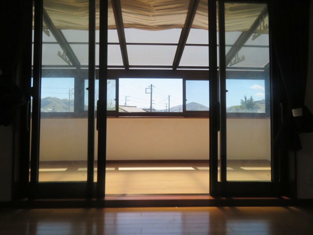 部屋から続く