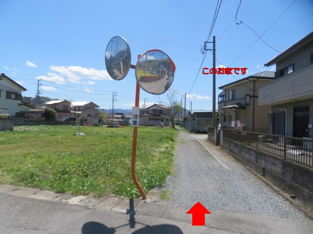 曲がって右手2軒目のこのお家