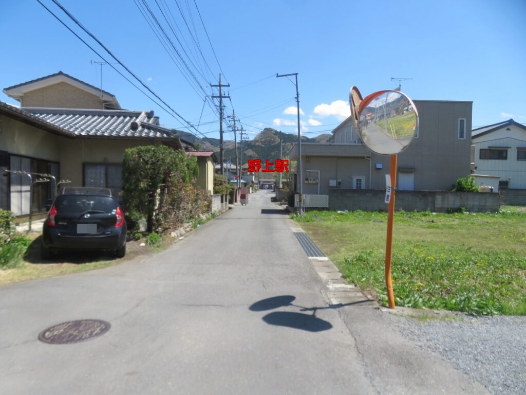カーブミラーの角で振り返るとそこに野上駅