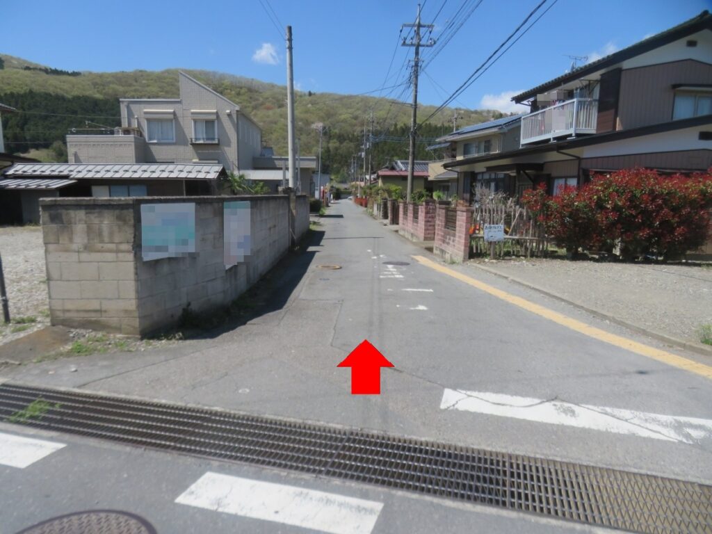 まっすぐ、国道を渡って