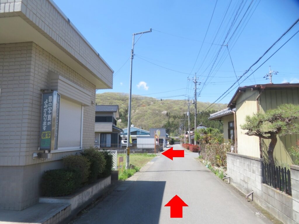 カーブミラーのある角を左へ
