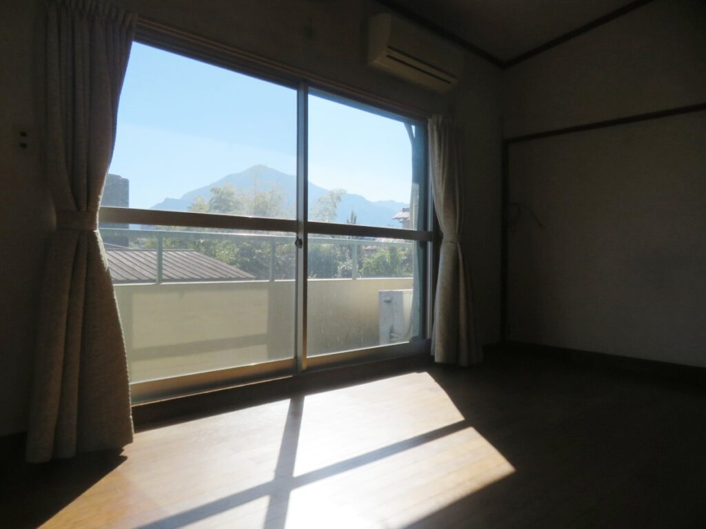 2F洋室、武甲山が見えます