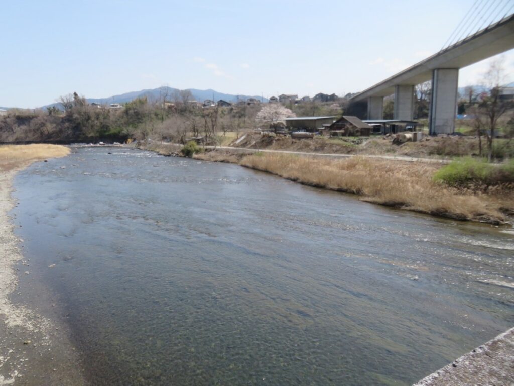 歩いて13分でこの景色、清流荒川と秩父公園橋