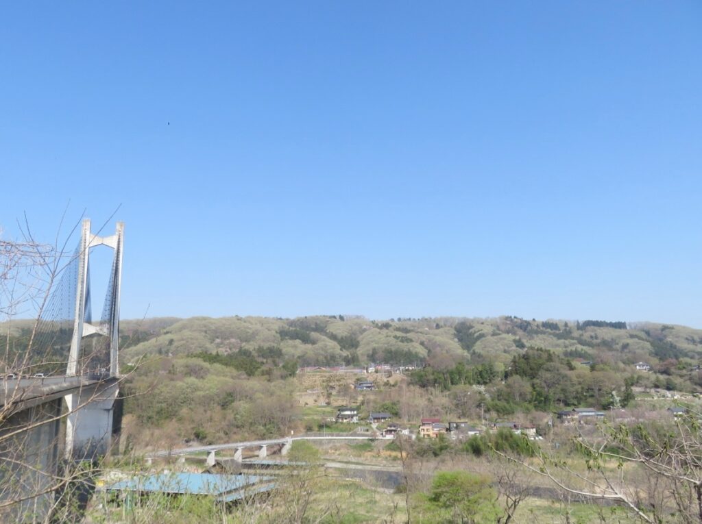 歩いて8分でこの景色、長尾根丘陵と清流荒川と秩父公園橋