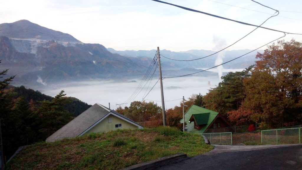 秋、斜め前の道から 雲海も良い景色