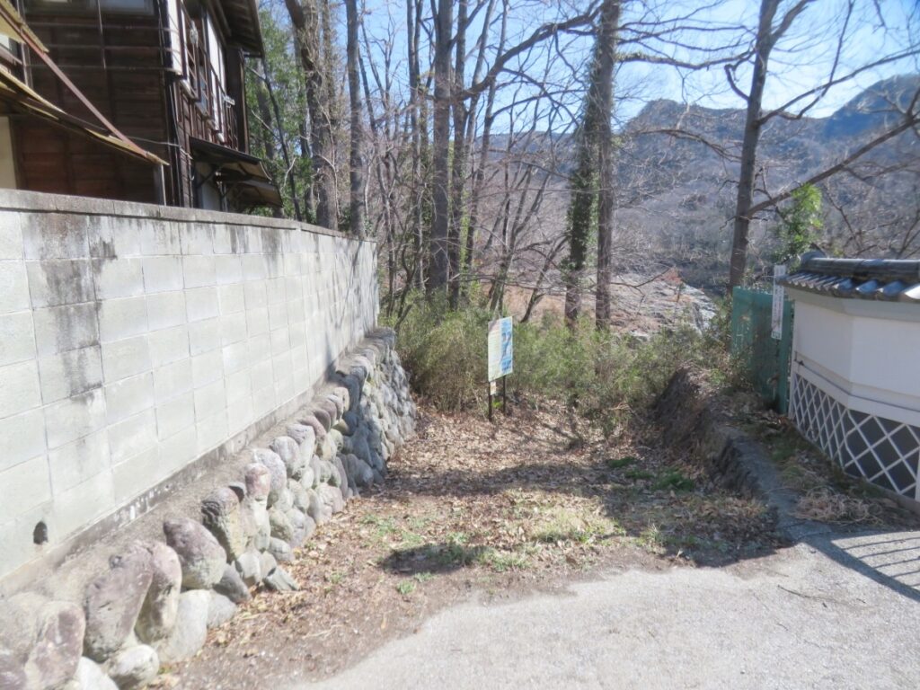 この先へ
