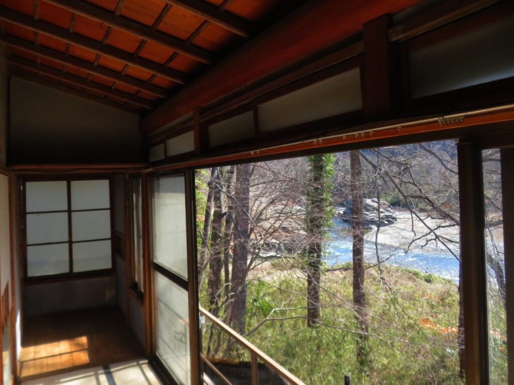 荒川の流れを望めて