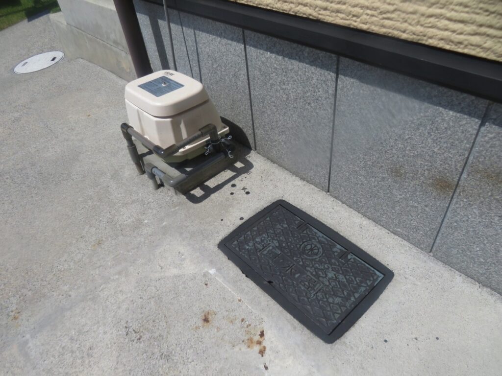 公営水道メーターボックスと浄化槽ブロアー
