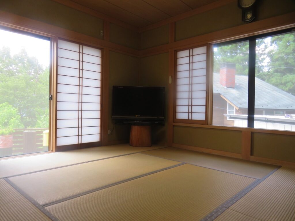 玄関入って左手に和室