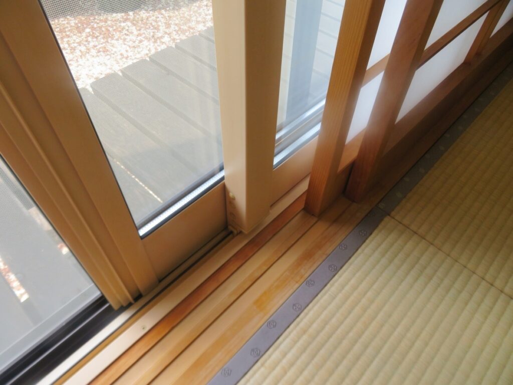 和室のサッシは内側が薄めの色の樹脂