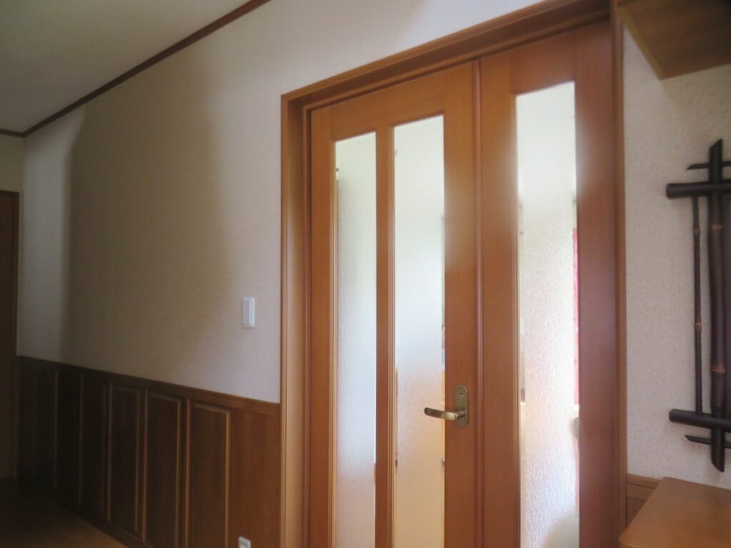 玄関入って右手に