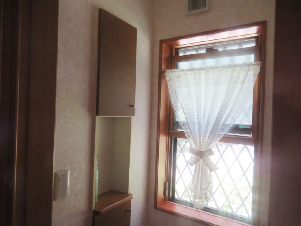1階トイレの窓は上げ下げ、優しい光と良い風が