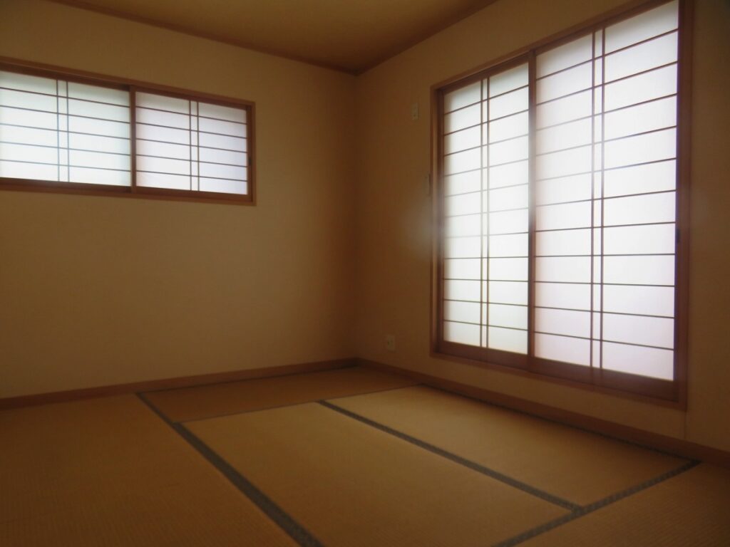 2面窓の2階の和室