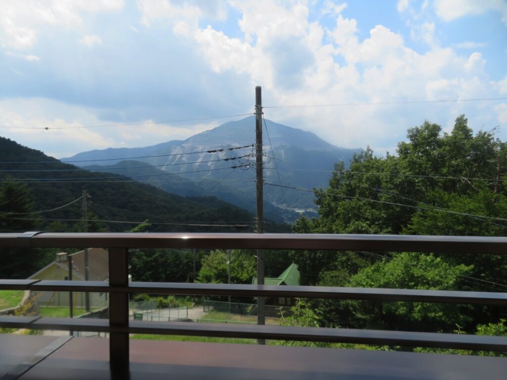 物入れ兼のベンチに座ってベランダから