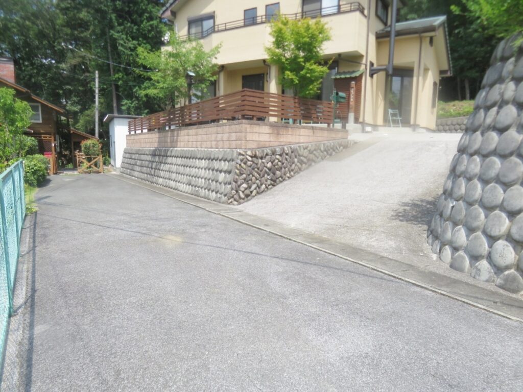 突きあたり右手の