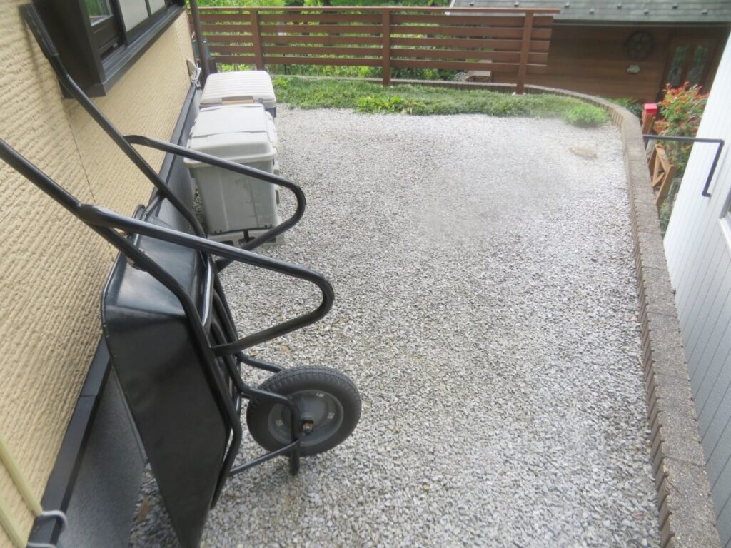 建物の横も綺麗に、草ありません