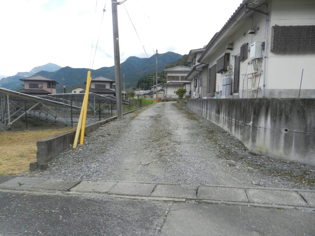 私道をそのまま進んで右折
