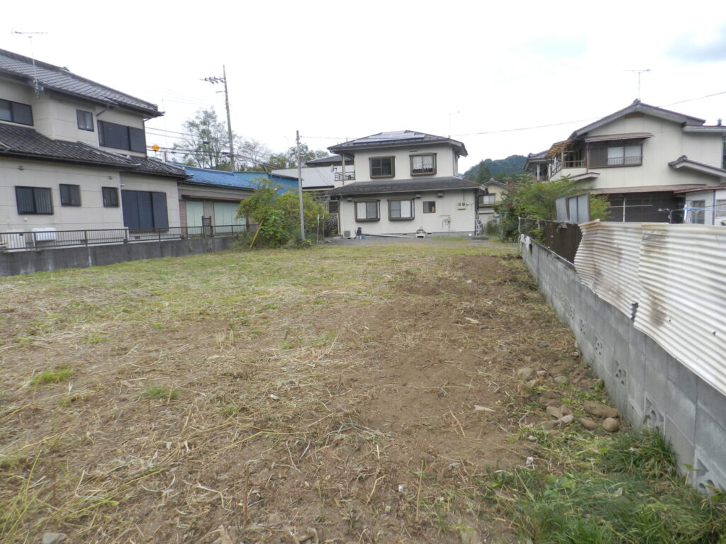 建物側の反対側から見た敷地
