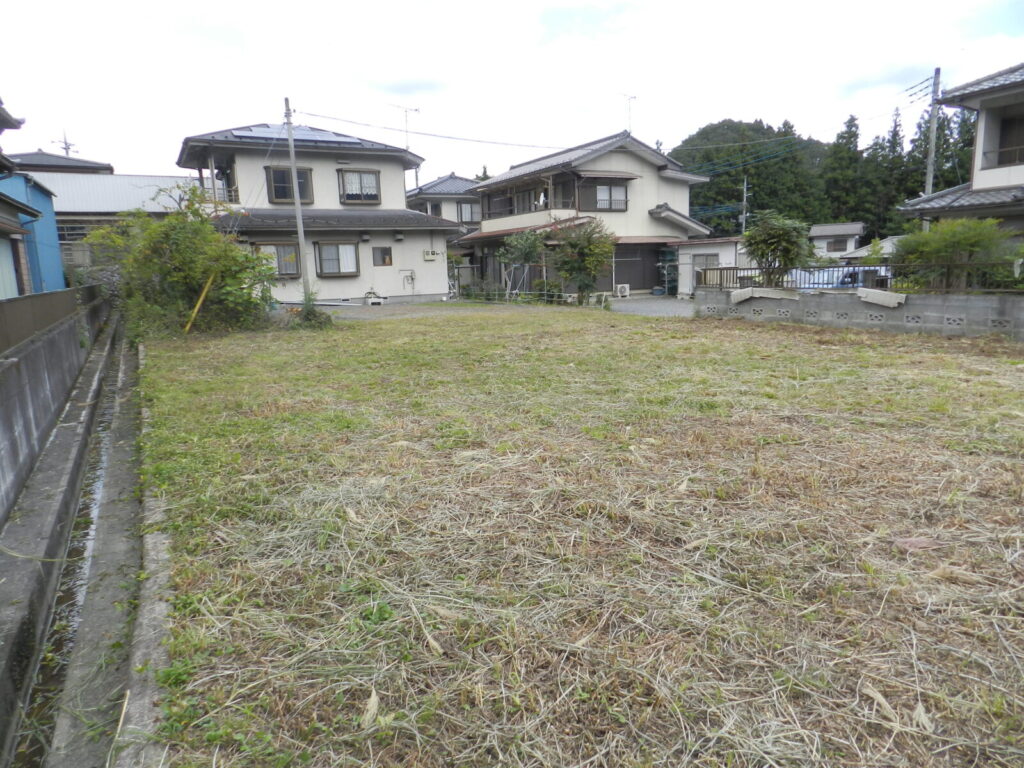 建物側の反対側から見た敷地
