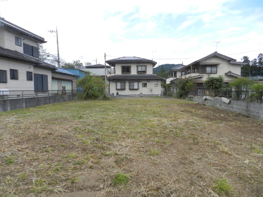 建物側の反対側から見た敷地