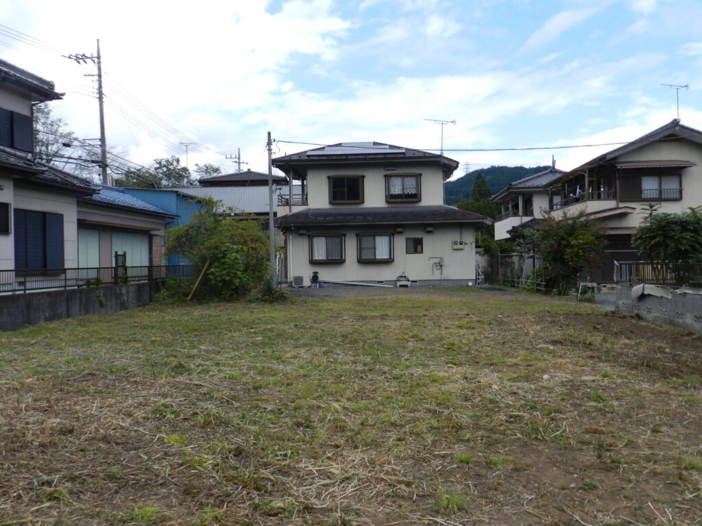 建物側の反対側から見た敷地