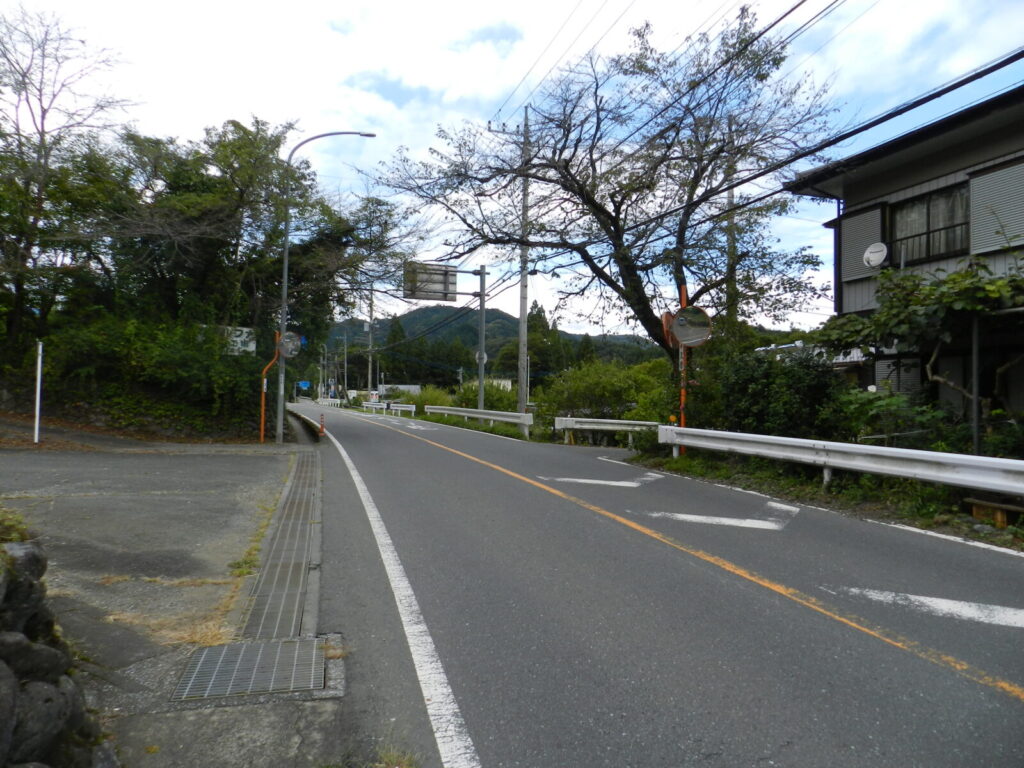 国道からの順路