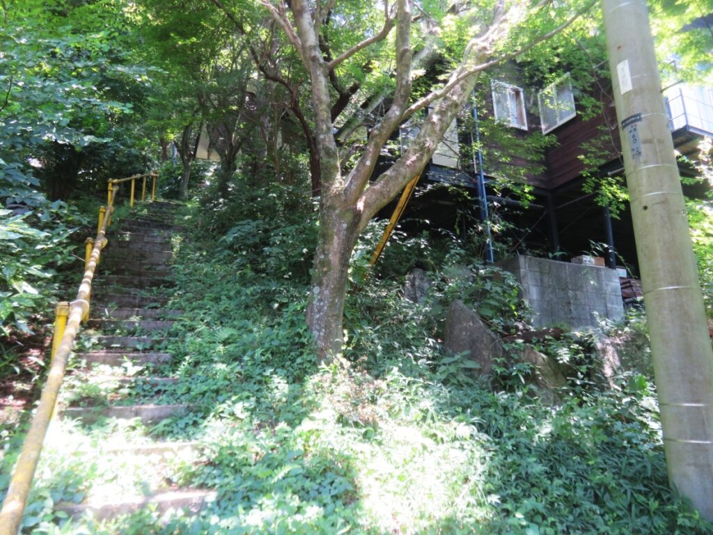 階段上がって右手です