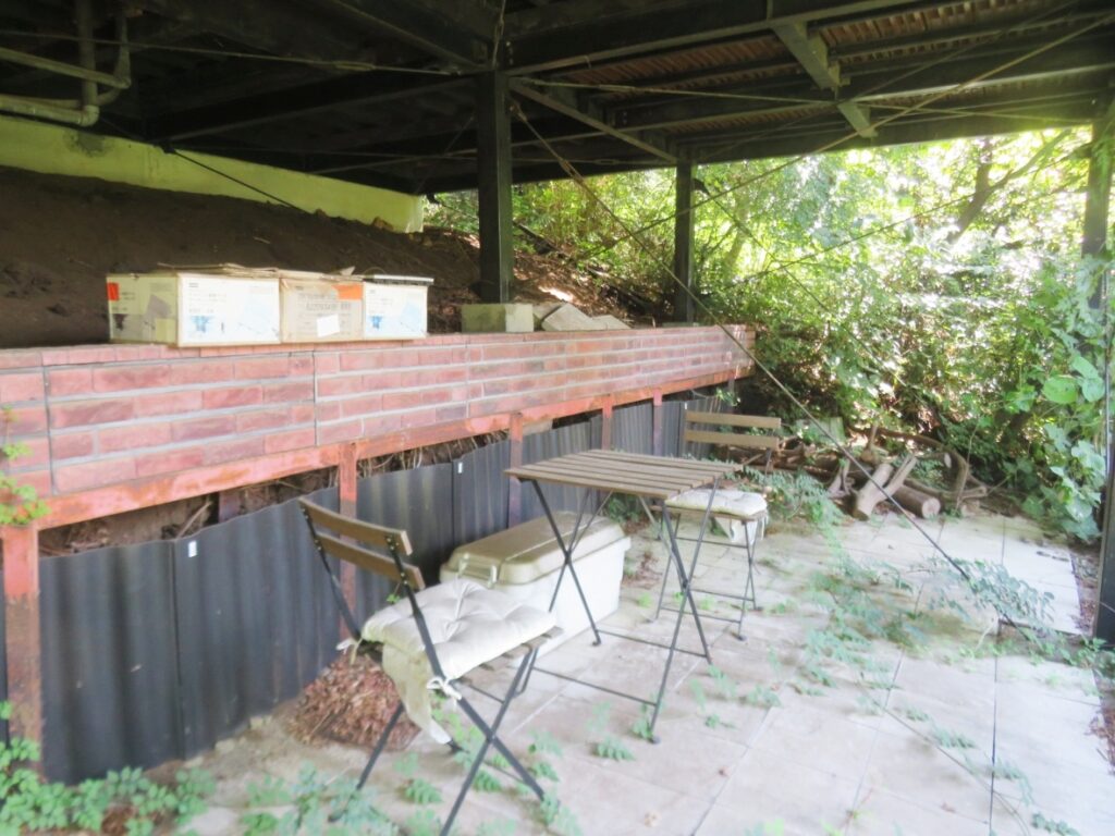 鉄骨架台の下に